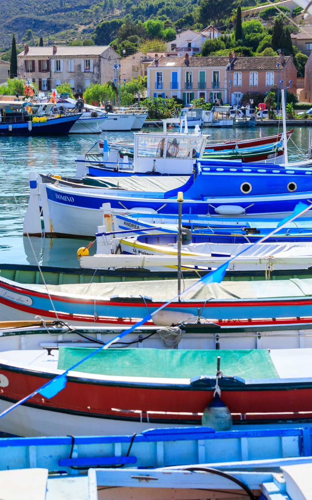 Pointus colorés amarrés au port de Saint-Mandrier