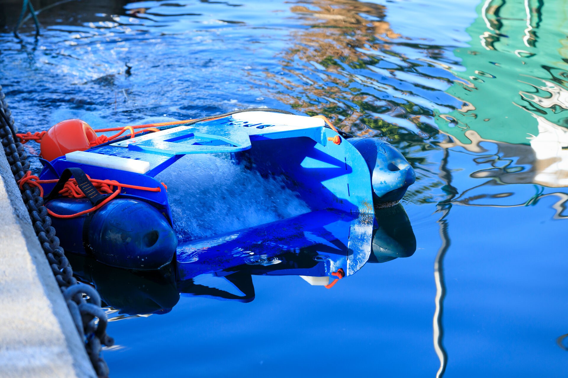 Un robot de surface DPOL® en action dans le port de Toulon