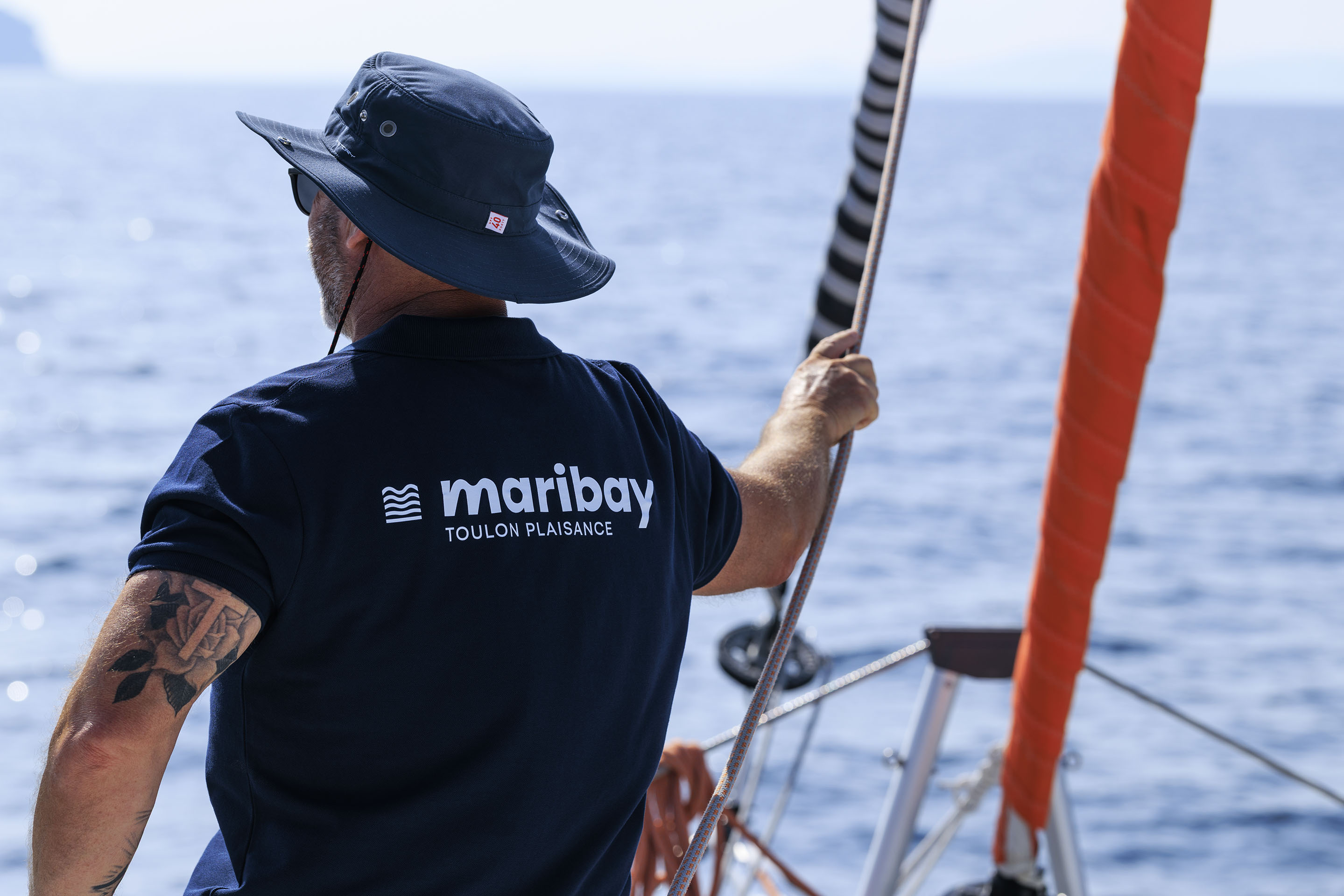 Membre de l'équipe Maribay fixant l'horizon depuis un bateau