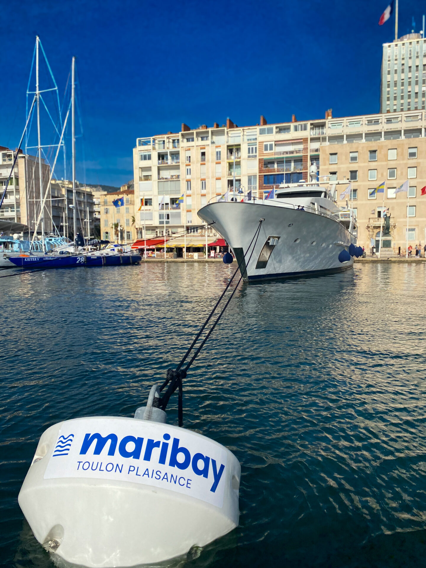 nouvelles bouées coffre sur le port de Toulon Vieille Darse