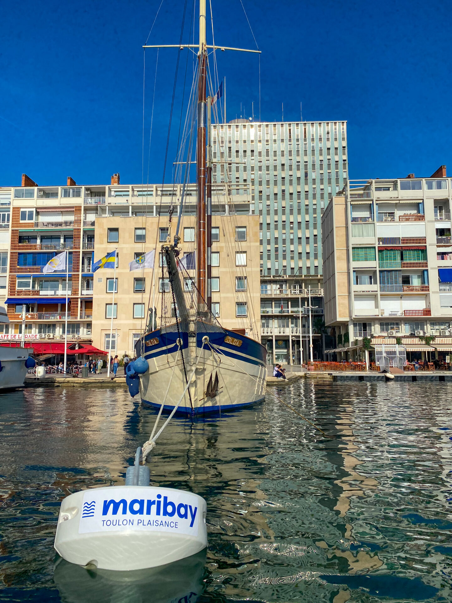 nouvelles bouées coffre sur le port de Toulon Vieille Darse