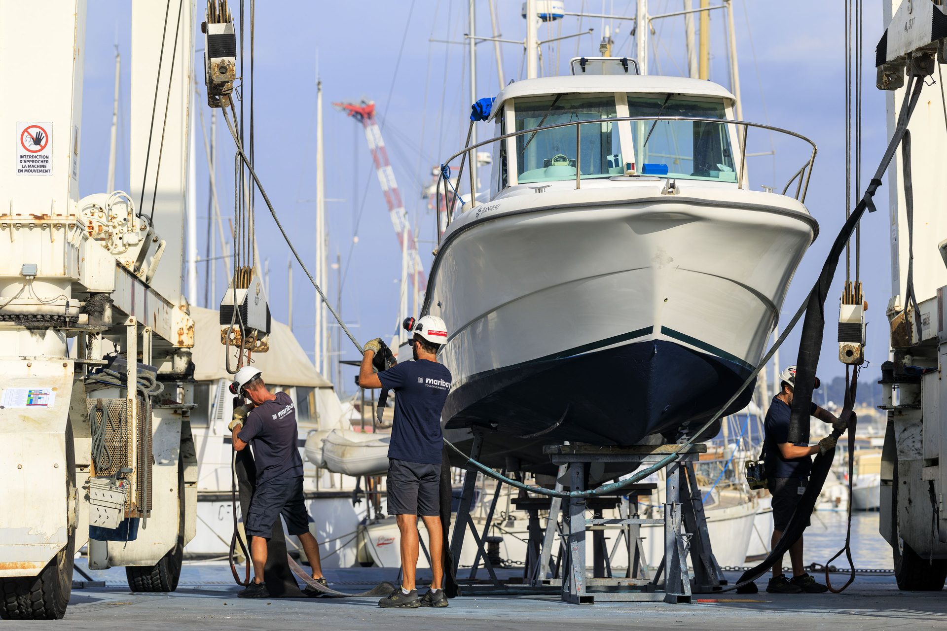 Préparation d'un bateau en zone de carénage sur le Port de Toulon Darse Nord
