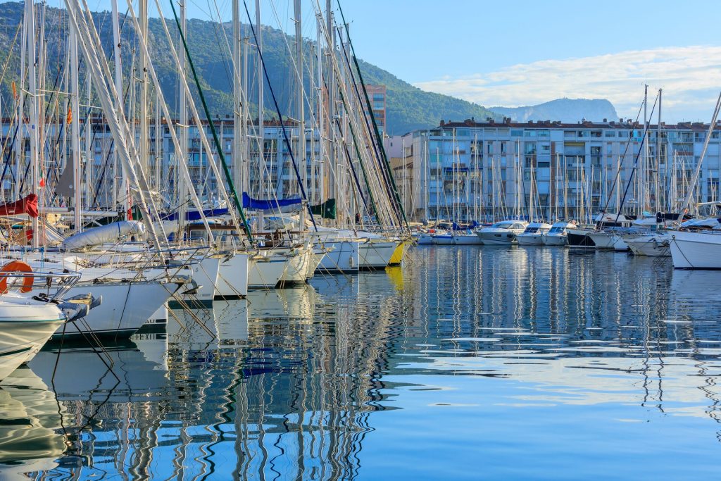 Vue générale sur le Port de Toulon Vieille Darse