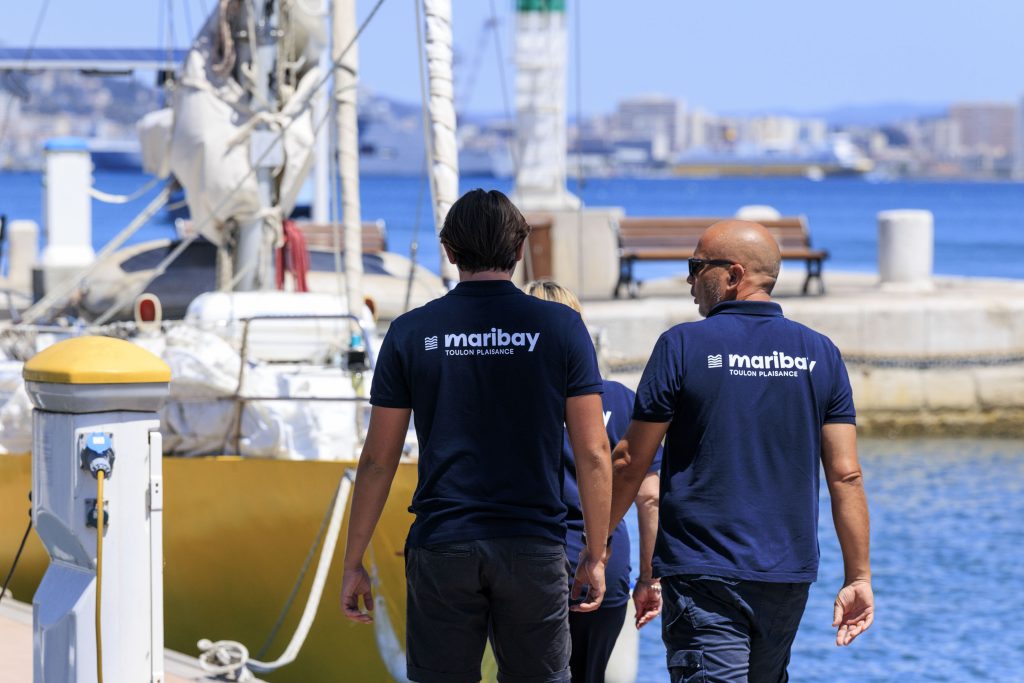 Théo et Stéphane de dos, marchant en direction du bureau du Port