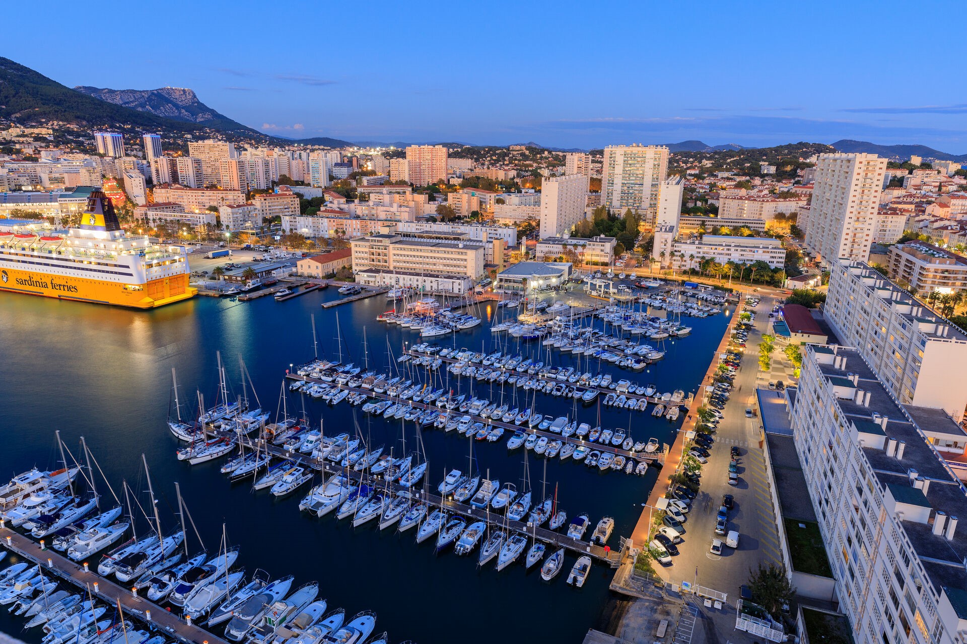 Vue aérienne du Port Toulon Darse Nord au crépuscule, avec Corsica Ferry en arrière-plan