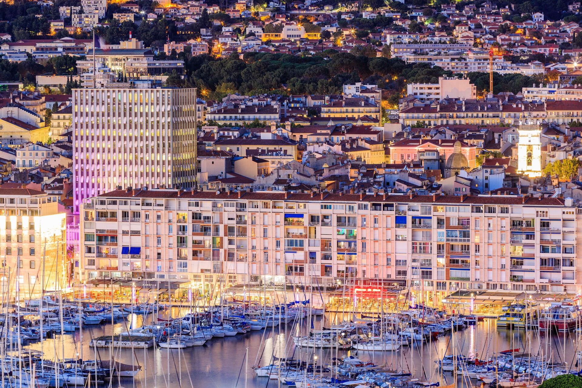 Vue aérienne et nocturne du Port de Toulon Vieille Darse