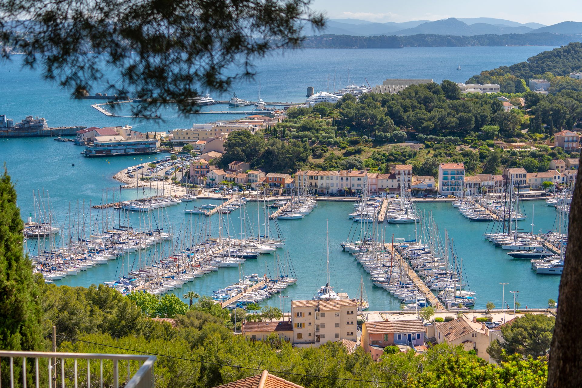 Vue large aérienne sur le Port de Saint-Mandrier