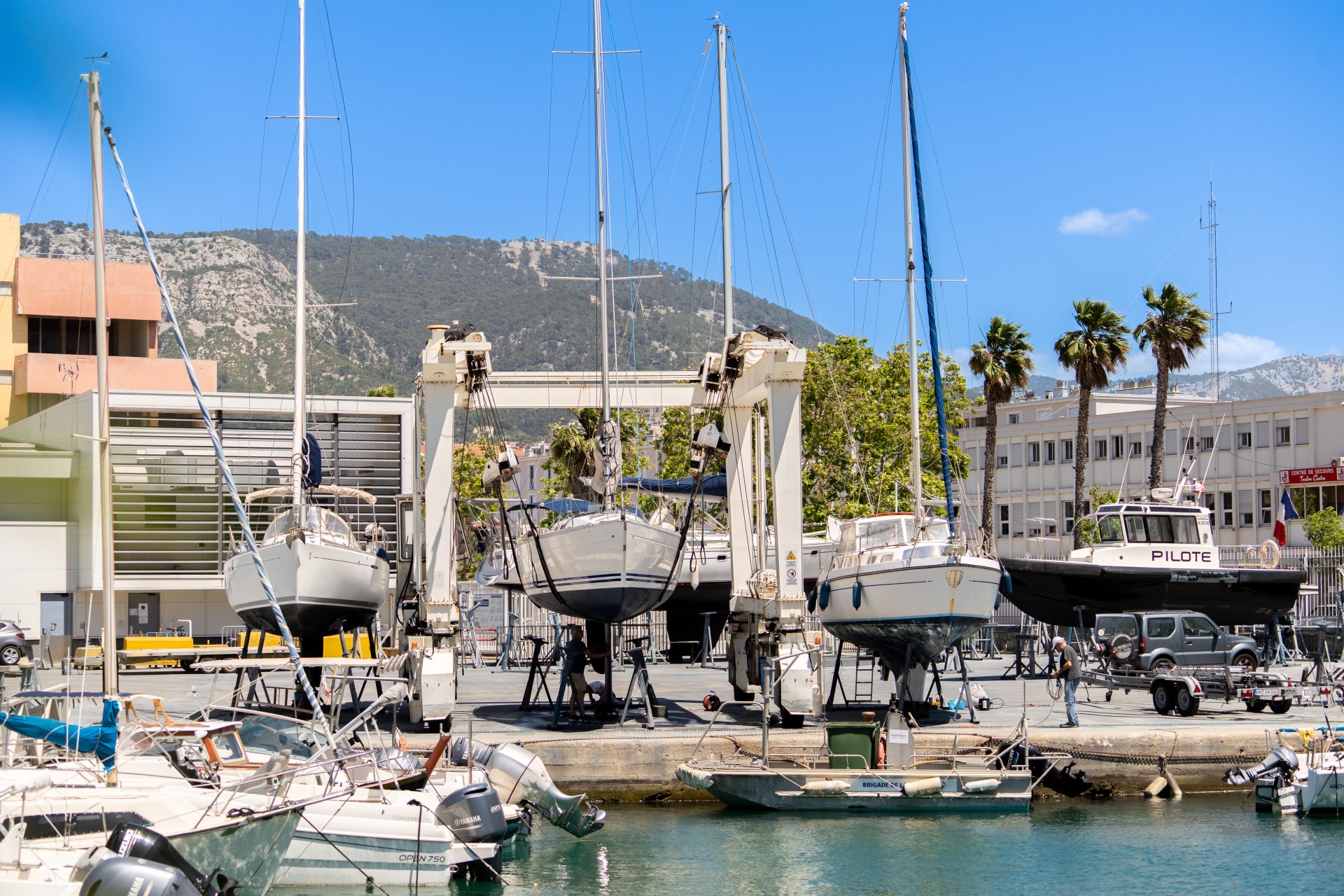 Bateau installé sur la zone de carénage - Toulon Darse Nord