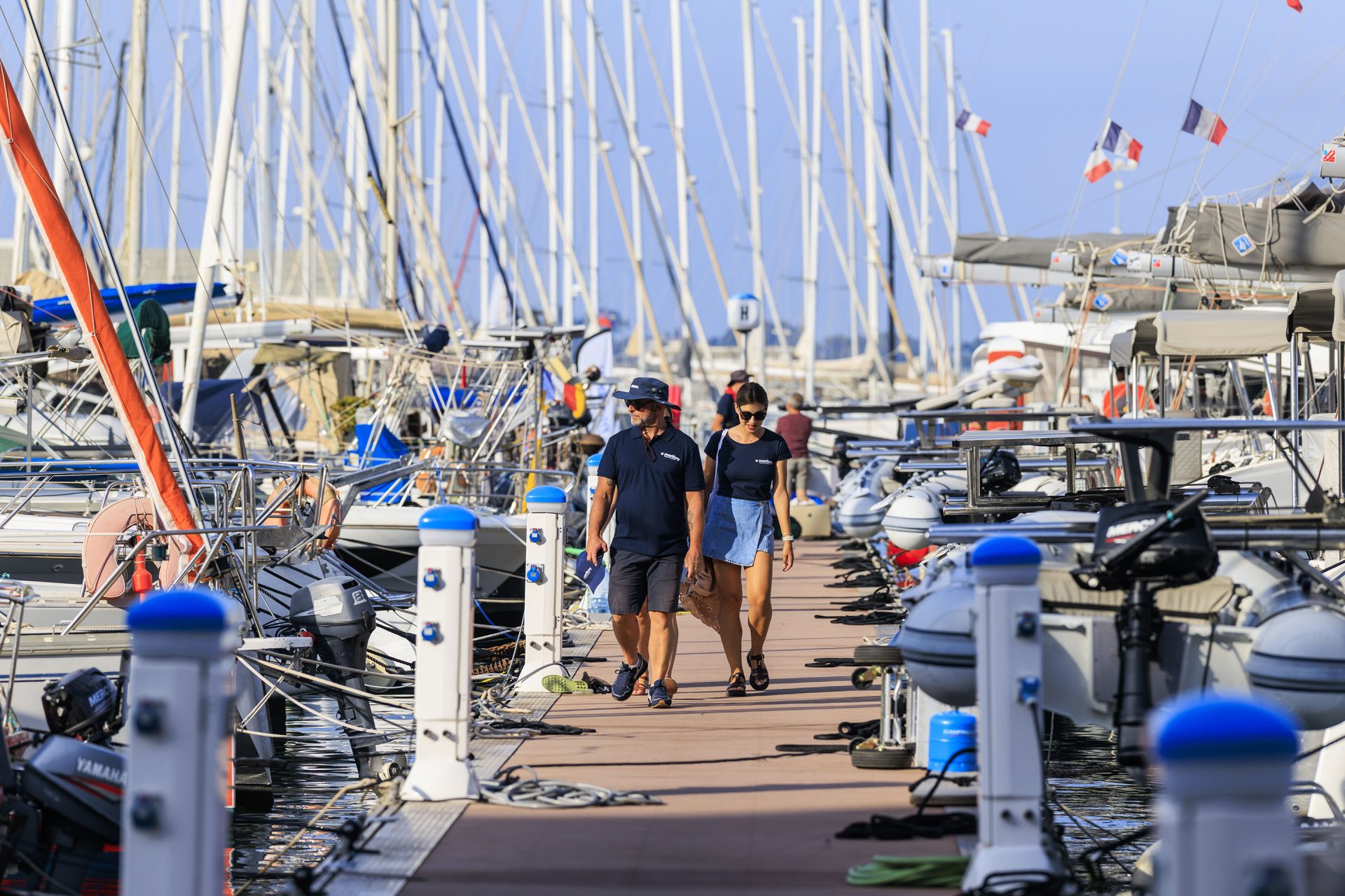 Deux personnes marchant sur un des pontons de Toulon Vieille Darse