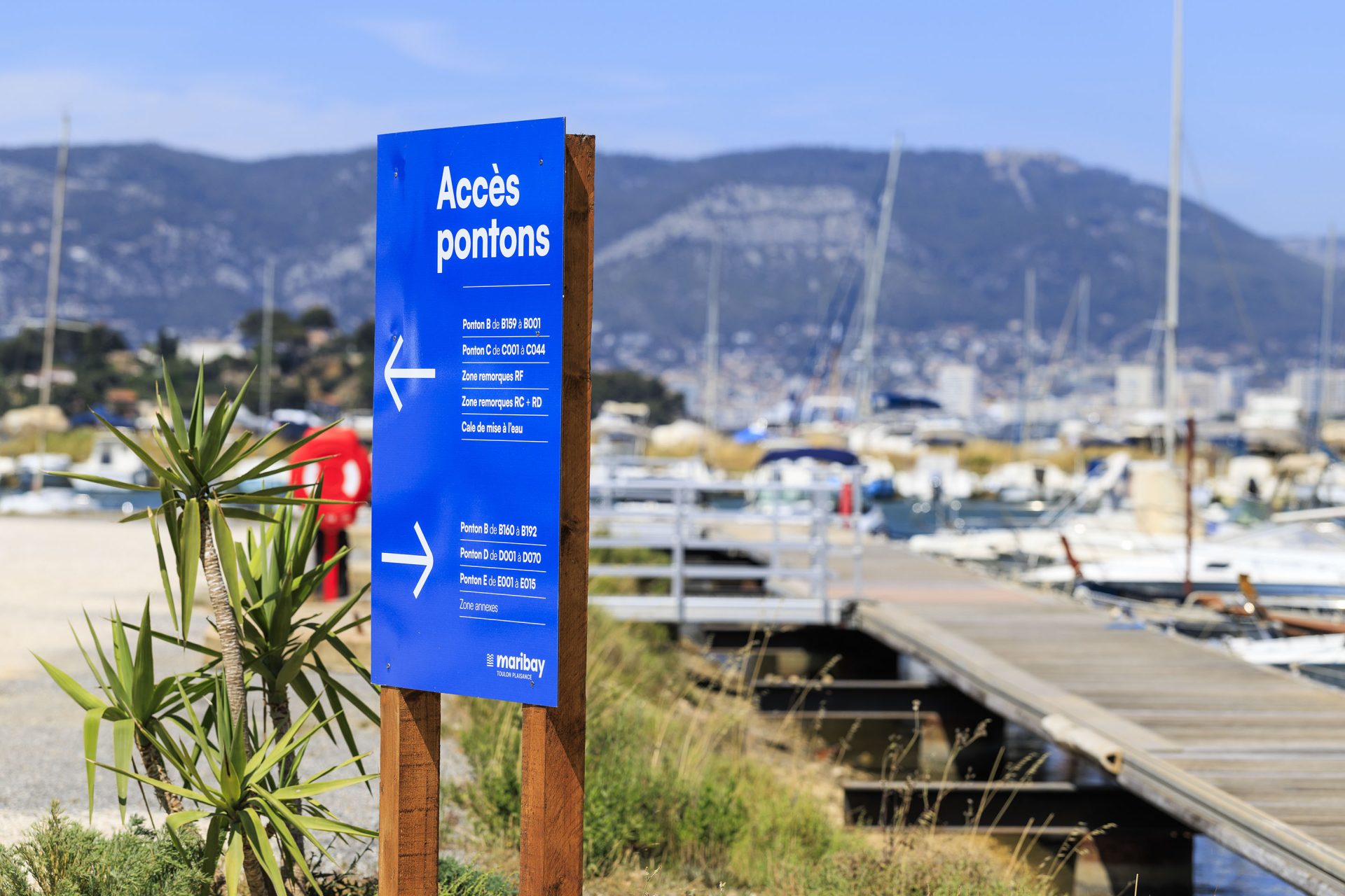 Totem signalétique à l'entrée du Port du Lazaret