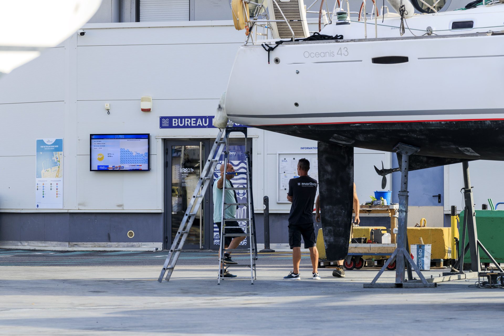 Bateau en cours de carénage devant le bureau du Port Toulon Darse Nord