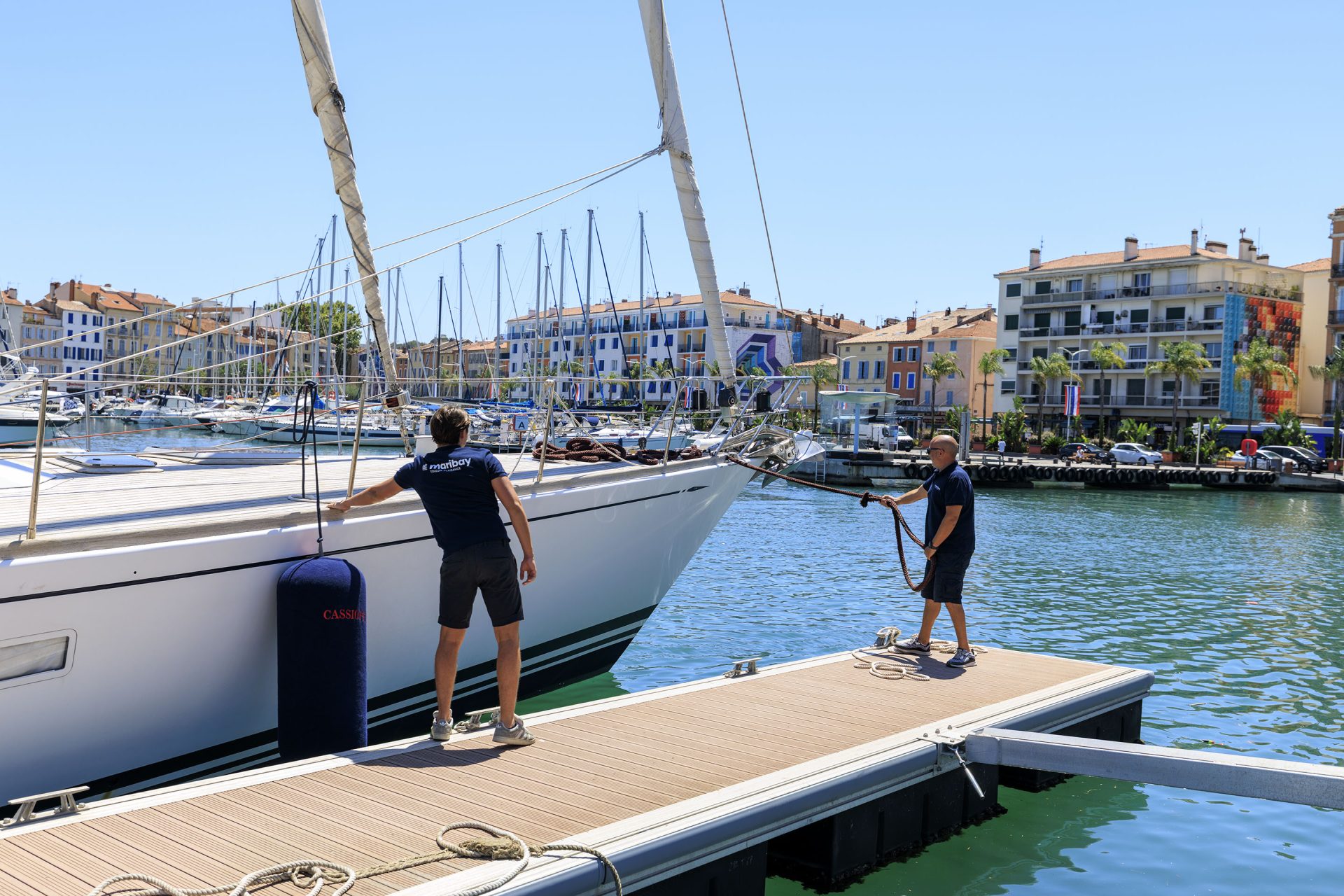 Deux membres de l'équipe de la Seyne-sur-Mer pendant une manœuvre d'amarrage