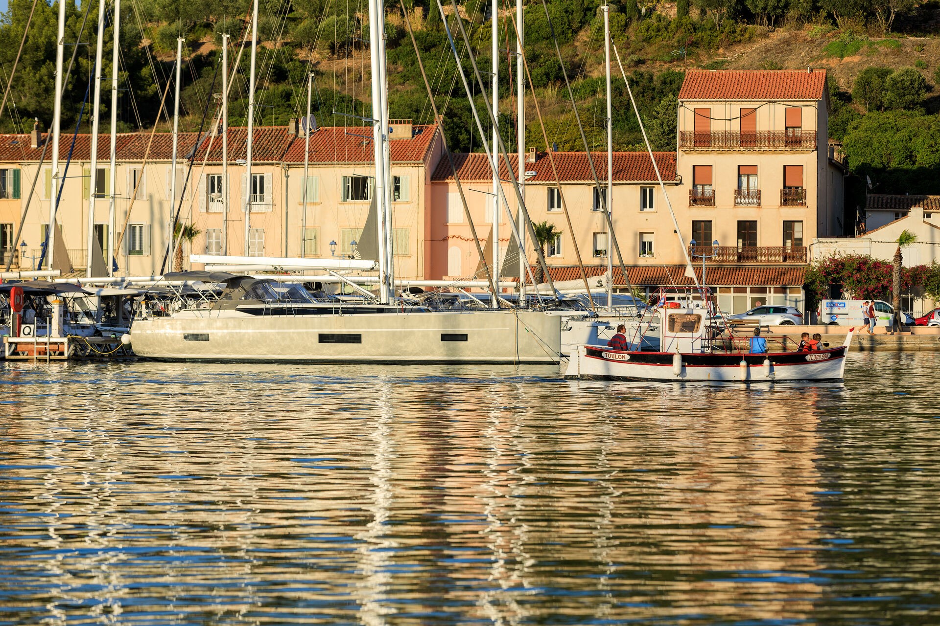 Vue resserrée sur le Port de Saint-Mandrier, en fond, des bateaux