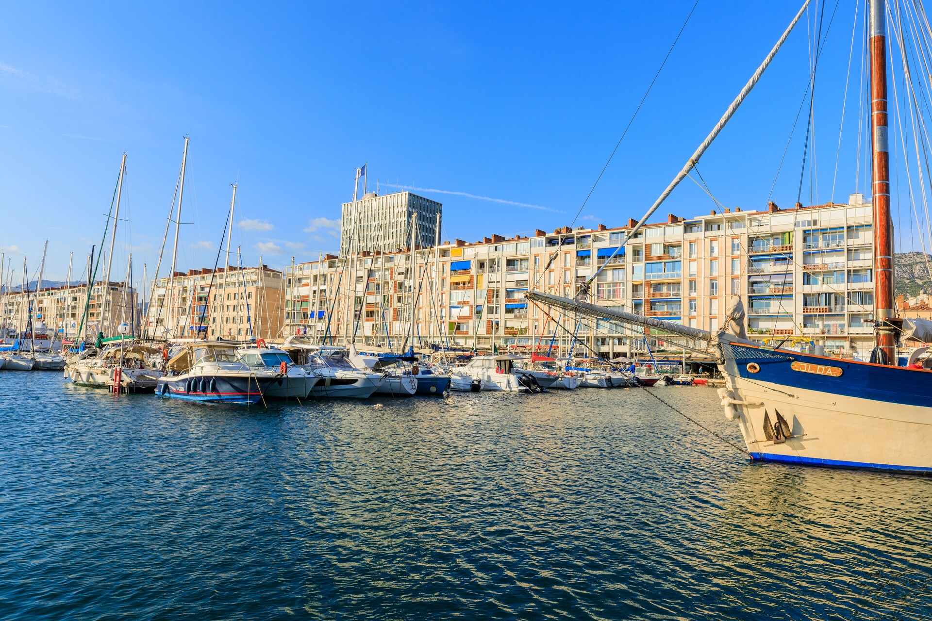 Vue sur le Port de Toulon Vieille Darse avec vieux gréement au premier plan et la Mairie de Toulon à l'arrière-plan