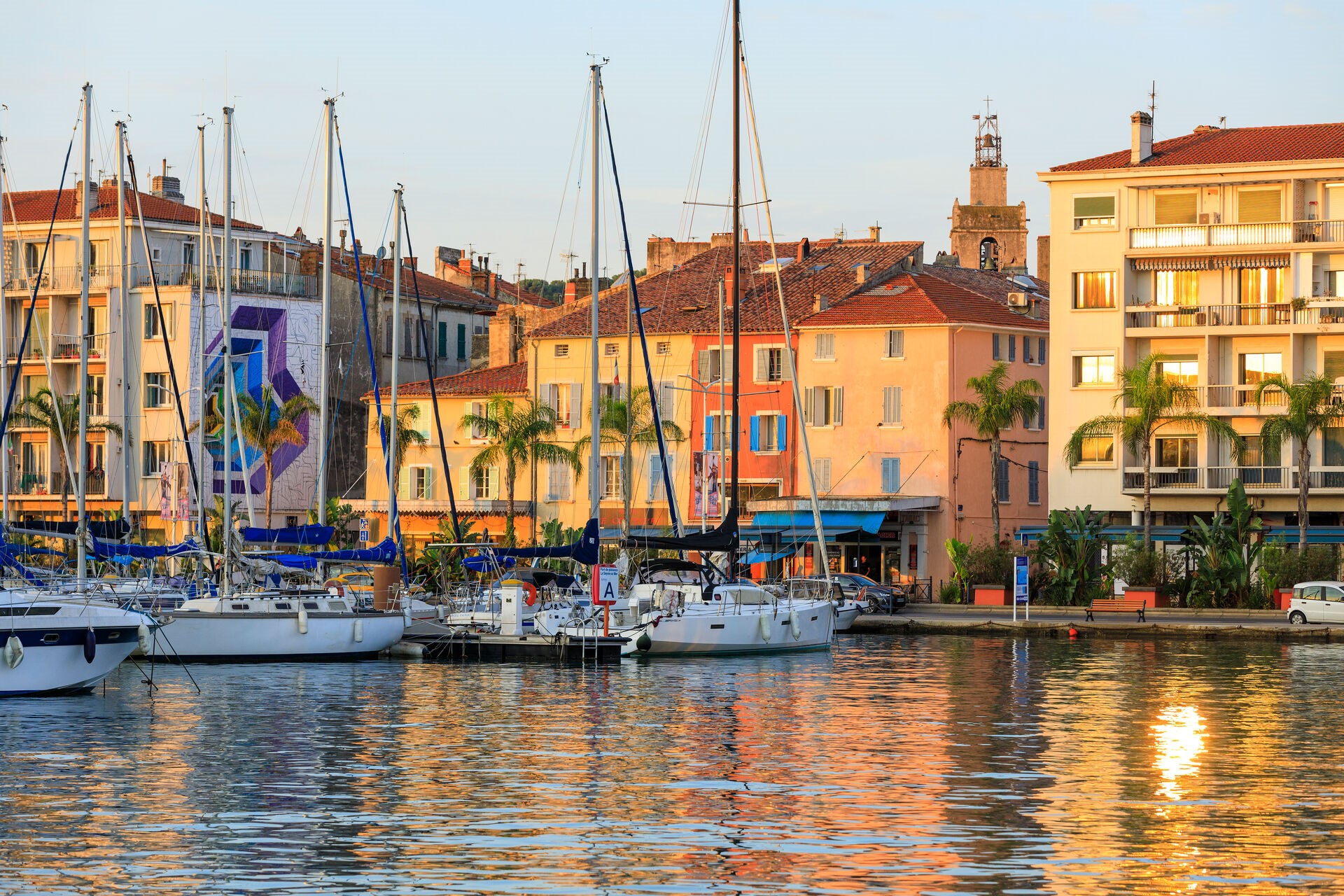 Vue sur les bâtiments entourant le Port de la Seyne au crépuscule