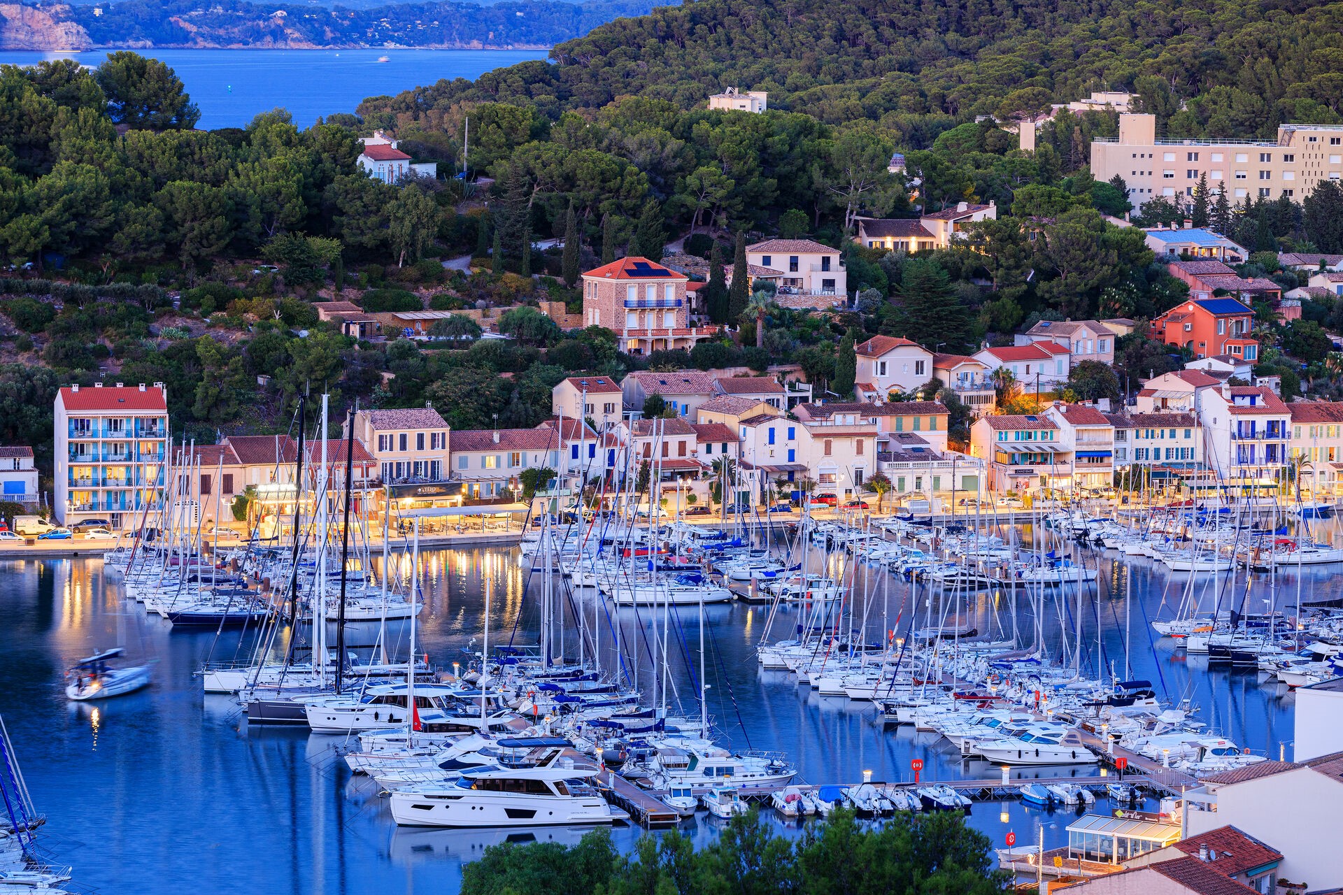 Vue aérienne sur le Port de Saint-Mandrier à la tombée du jour