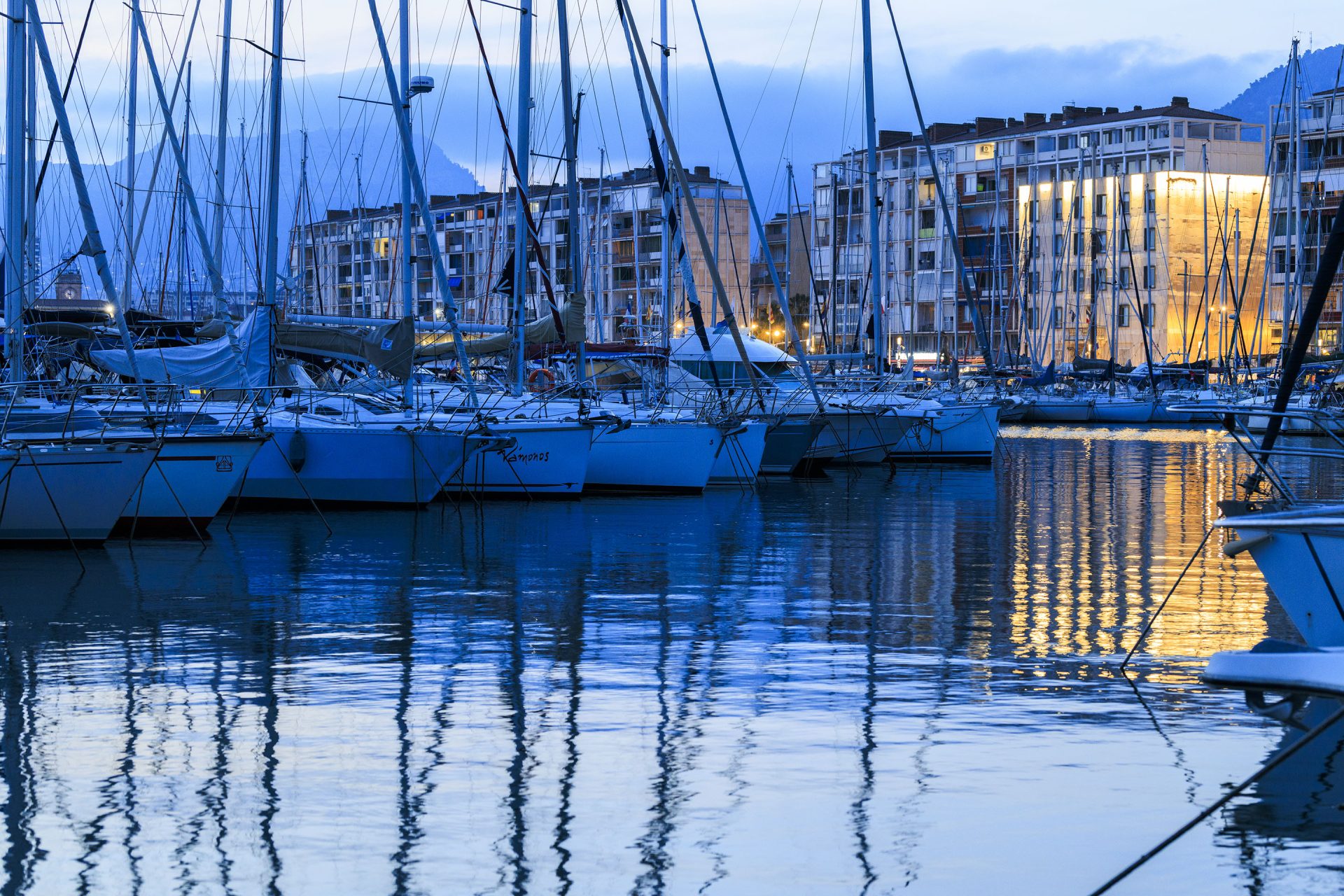 Vue nocturne du Port de Toulon Vieille Darse