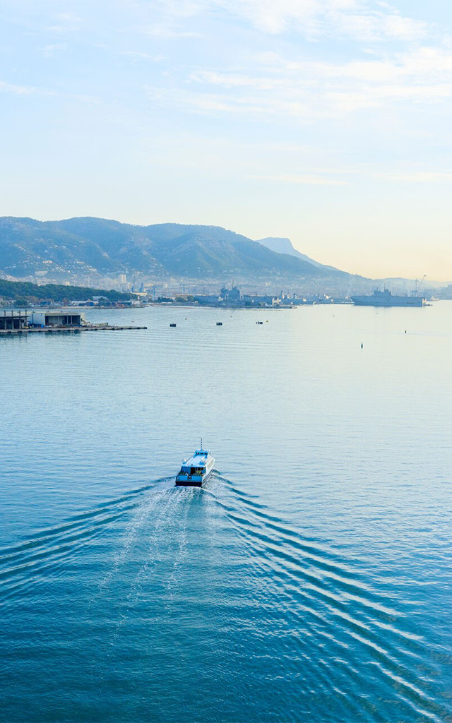 Navette maritime en navigation vers Toulon depuis la Seyne-sur-Mer