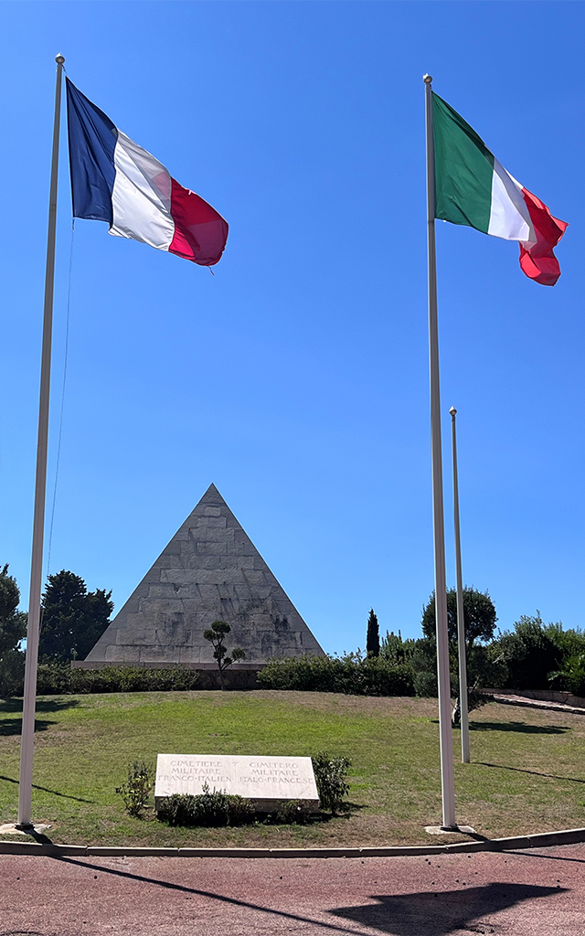 Pyramide du Cimetière Franco-Italien avec drapeaux italien et français