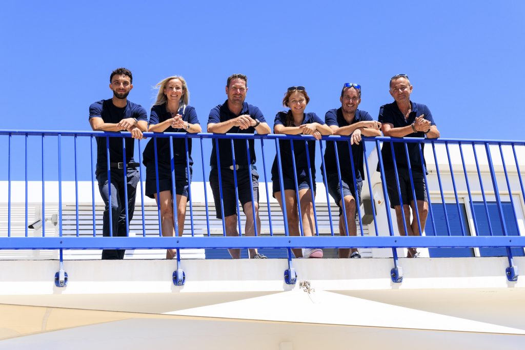 Les 6 membres de l'équipe du Port de Saint-Mandrier accoudés sur une barrière