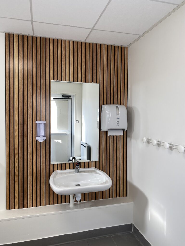 Photo des sanitaires présentant un lavabo et un miroir