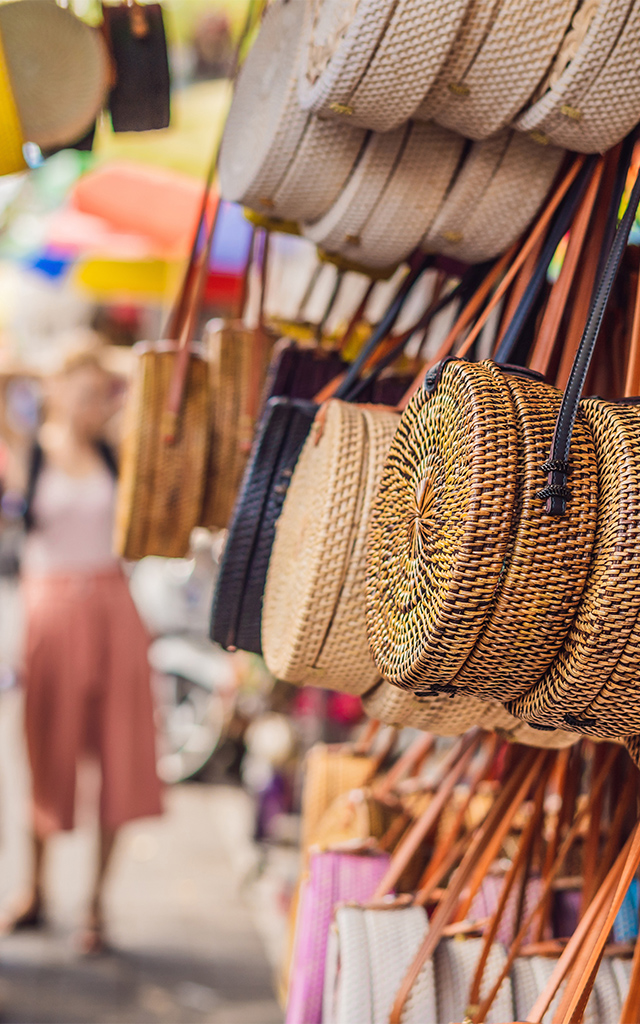 Sacs et accessoires à la vente au marché