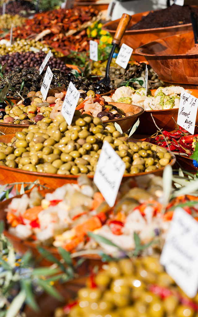 Étal d'olives sur le marché Provençal