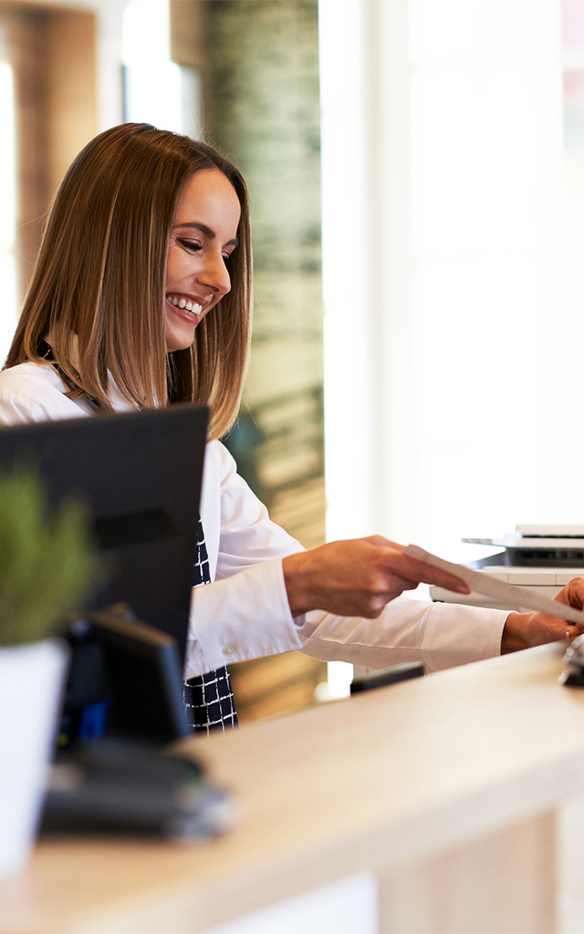 Agent d'accueil au comptoir de l'office de Tourisme