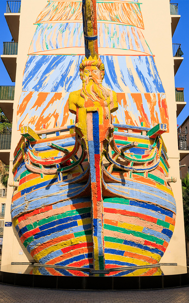 Bateau-sculpture réplique de la proue de la frégate 