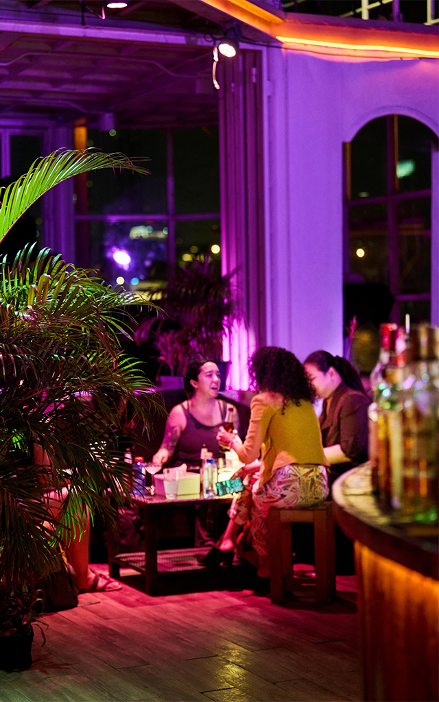 Ambiance nocturne dans un bar Toulonnais