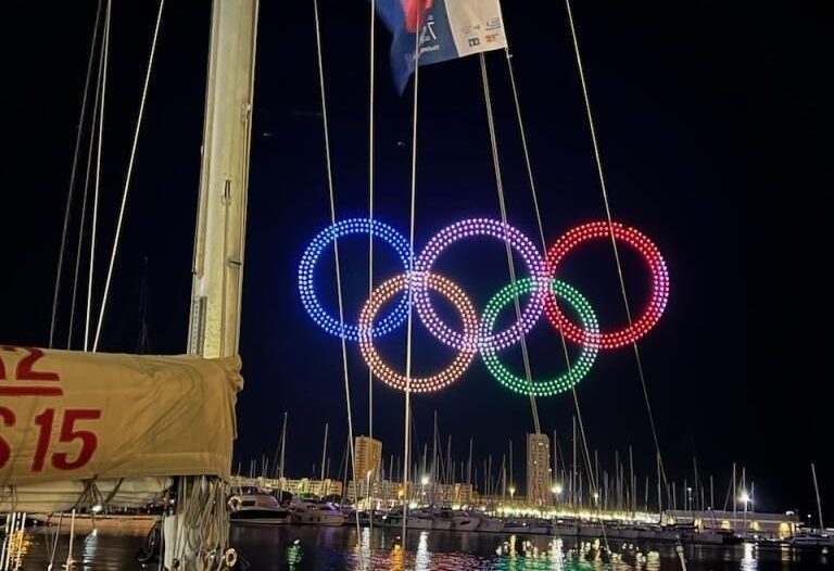 Drone Light Show représentant les anneaux de Jeux Olympiques dans le ciel nocturne