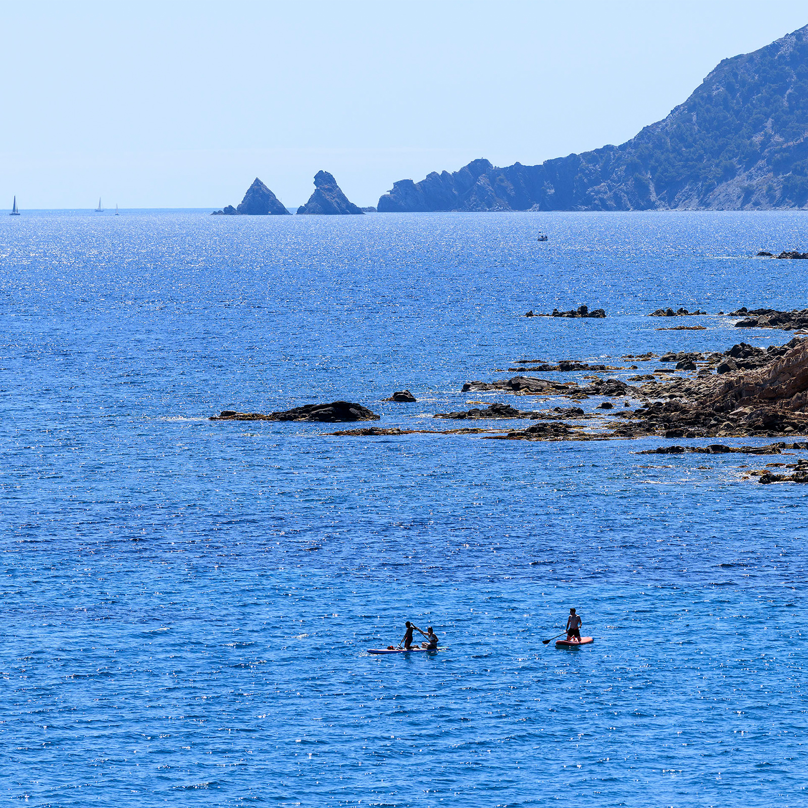 Vue lointaine sur les Deux Frères depuis la Plage de la Coudoulière à Saint-Mandrier