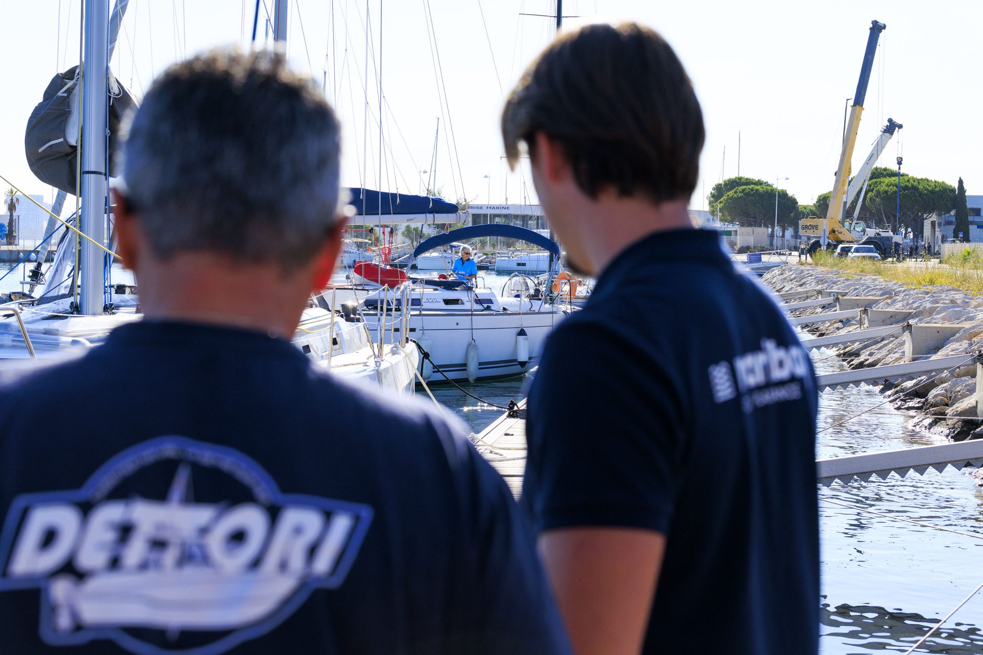 Deux professionnels échangeant devant un bateau