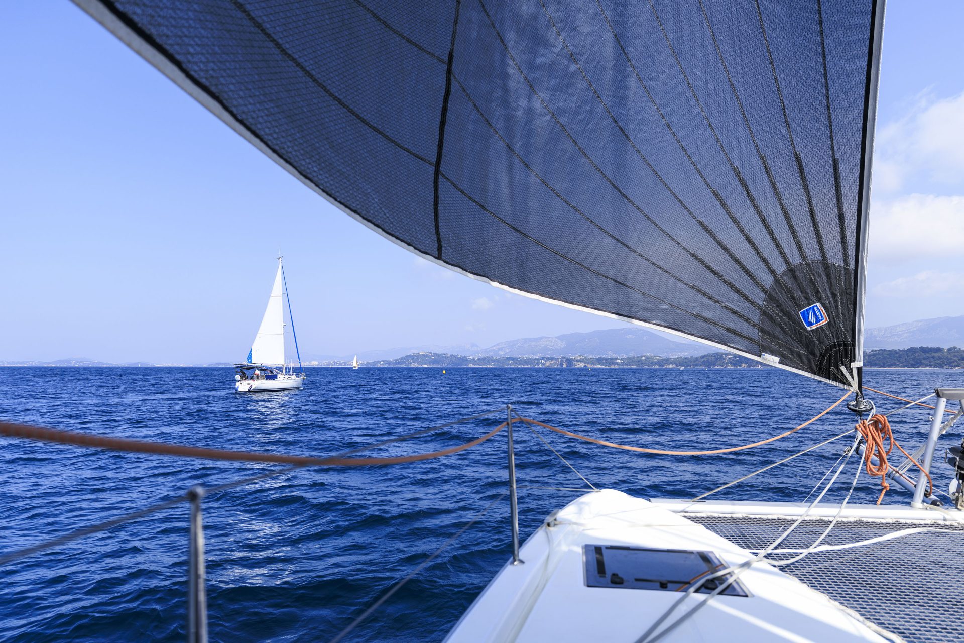 Vue depuis le cockpit d'un catamaran en navigation