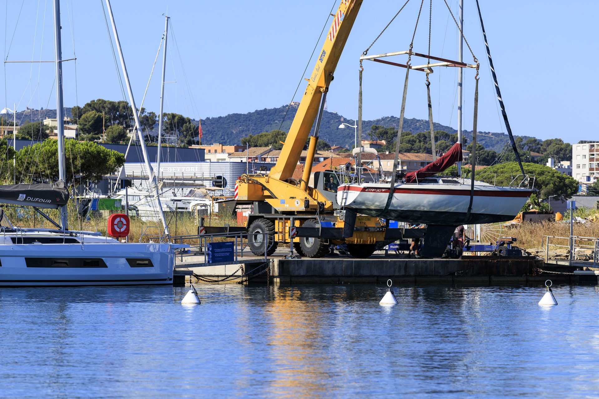 Grue de levage pendant une opération de sortie de bateau