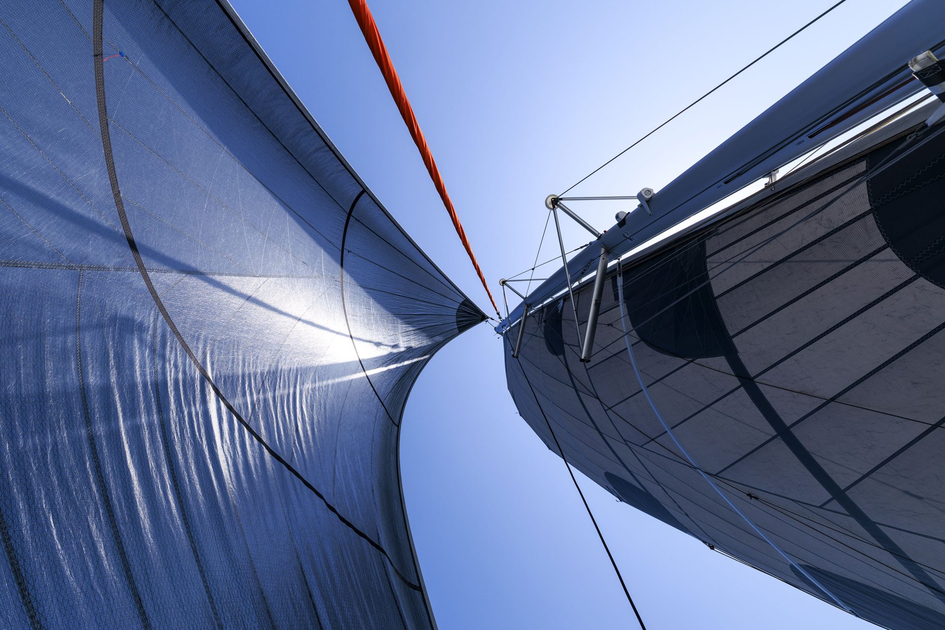 Vue resserrée sur les voiles d'un catamaran vues depuis le cockpit du bateau
